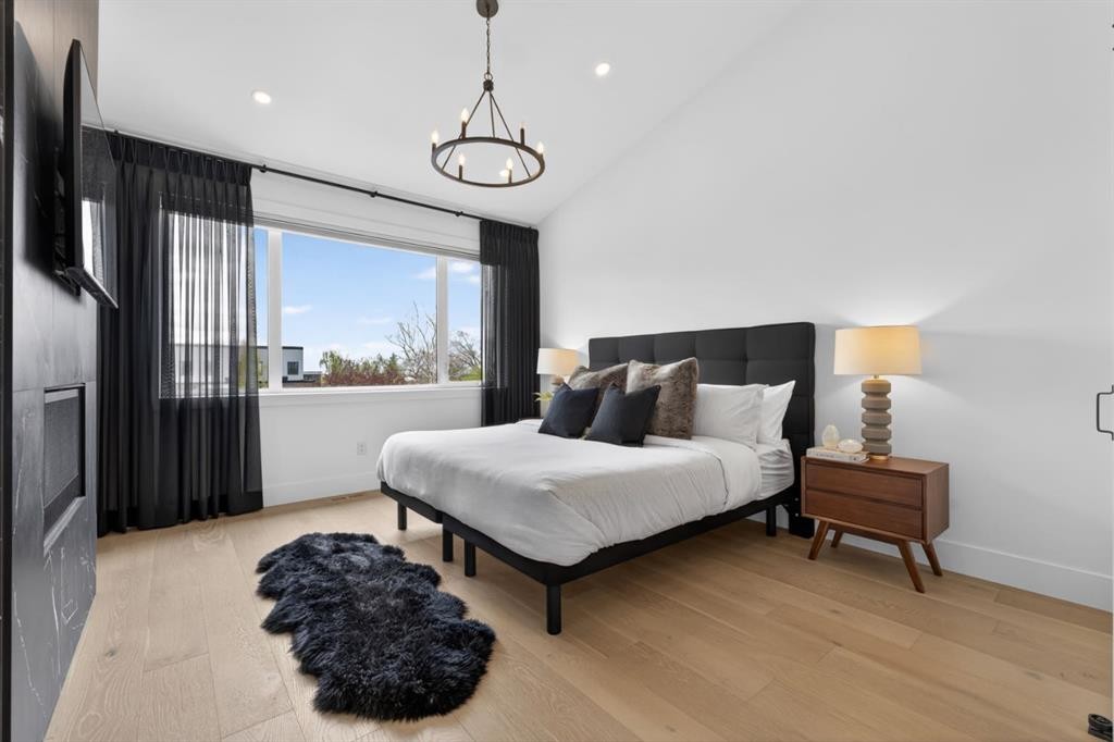 2506 20 Street Sw, Calgary, AB - Indoor Photo Showing Bedroom