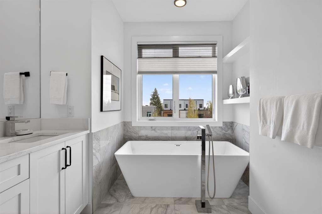2506 20 Street Sw, Calgary, AB - Indoor Photo Showing Bathroom