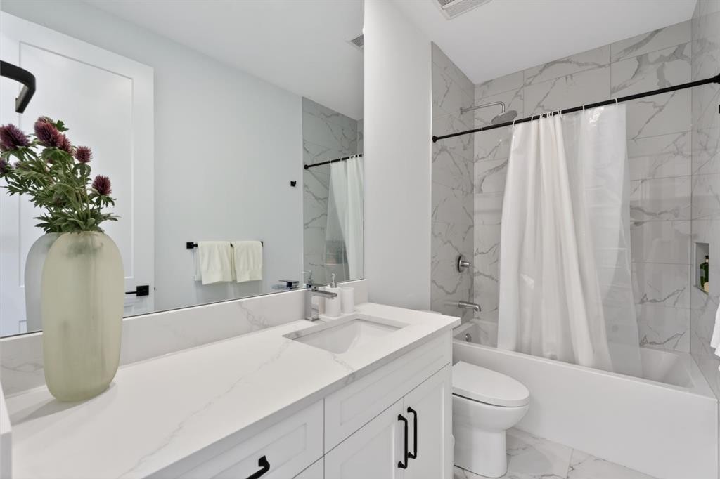 2506 20 Street Sw, Calgary, AB - Indoor Photo Showing Bathroom