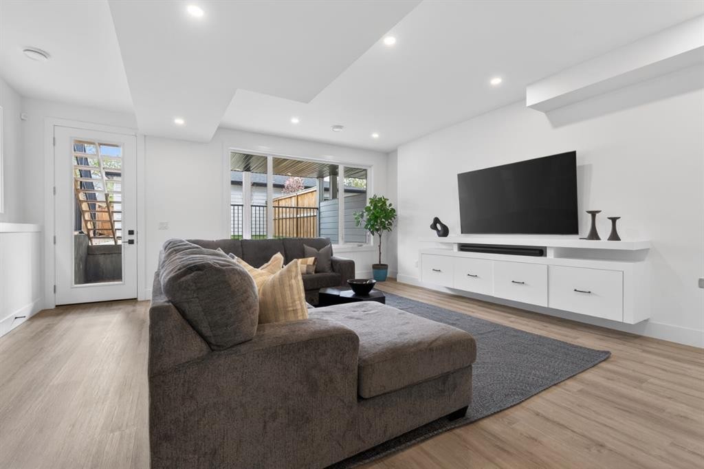 2506 20 Street Sw, Calgary, AB - Indoor