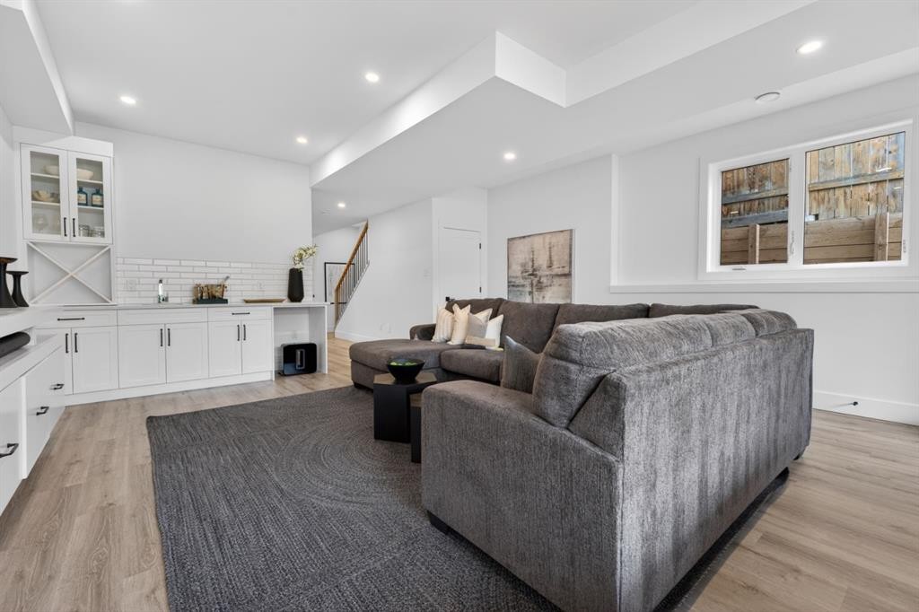 2506 20 Street Sw, Calgary, AB - Indoor Photo Showing Living Room
