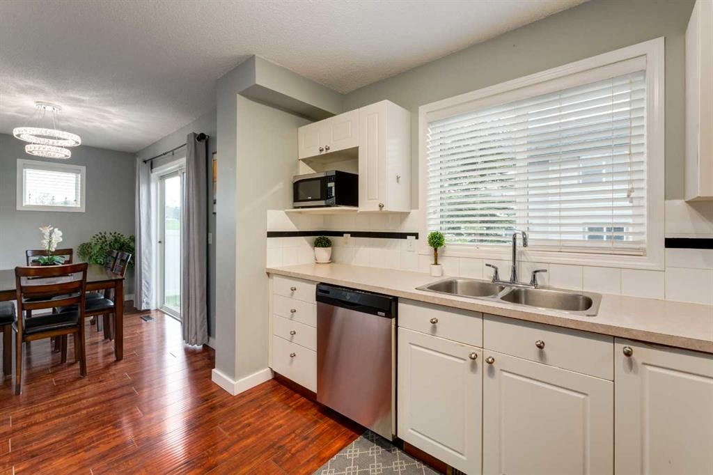126 Harvest Gold Place Ne, Calgary, AB - Indoor Photo Showing Kitchen With Double Sink