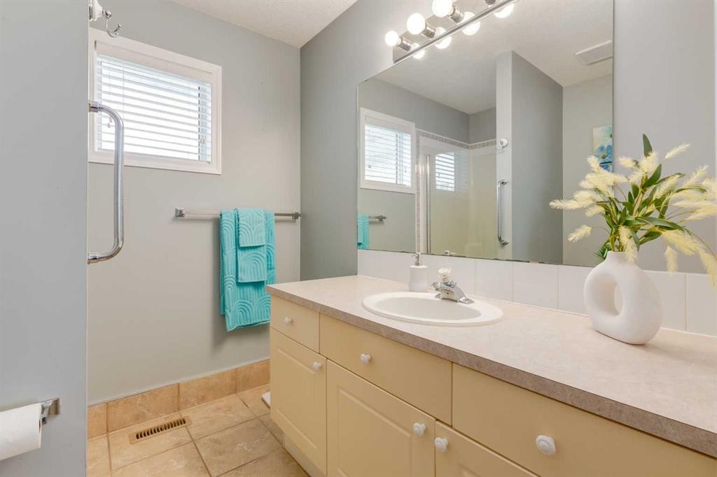 126 Harvest Gold Place Ne, Calgary, AB - Indoor Photo Showing Bathroom