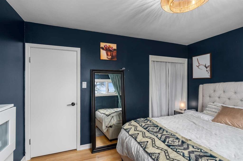 304 Blackthorn Road Nw, Calgary, AB - Indoor Photo Showing Bedroom
