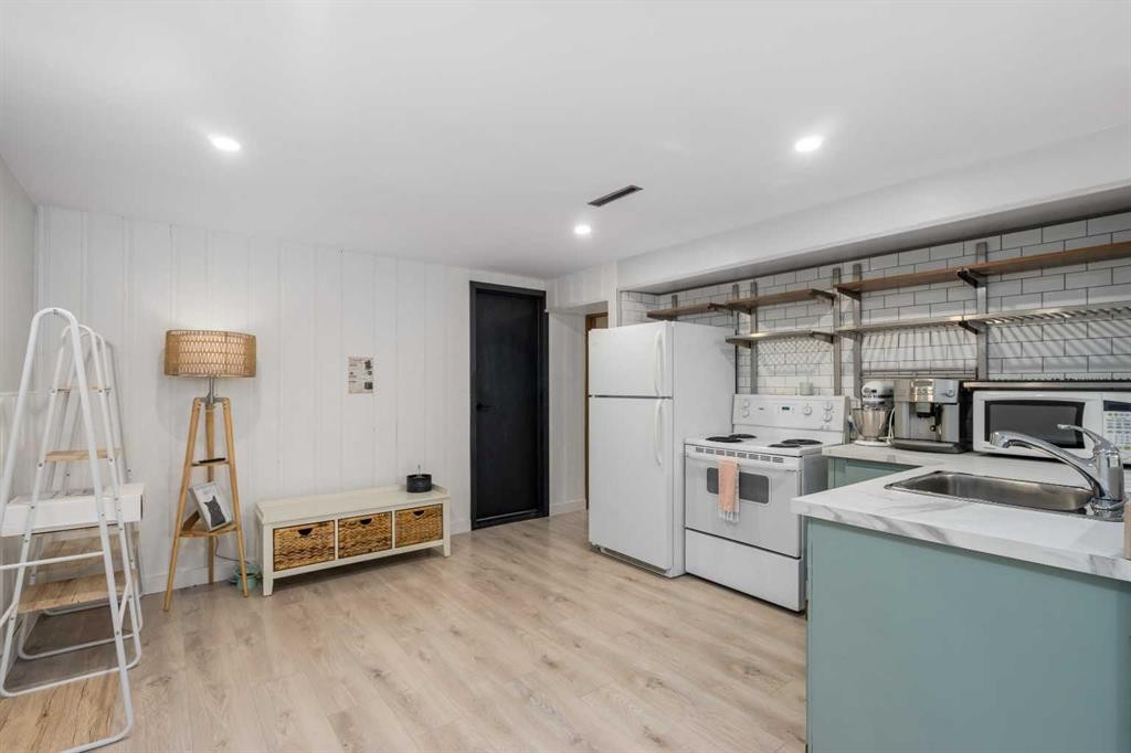 304 Blackthorn Road Nw, Calgary, AB - Indoor Photo Showing Kitchen