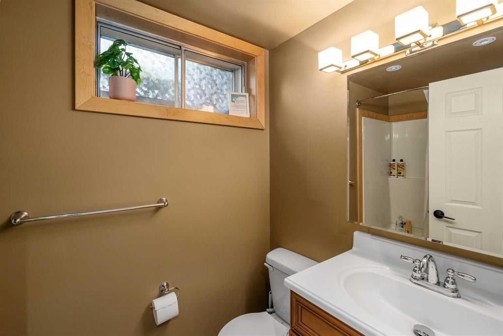 304 Blackthorn Road Nw, Calgary, AB - Indoor Photo Showing Bathroom
