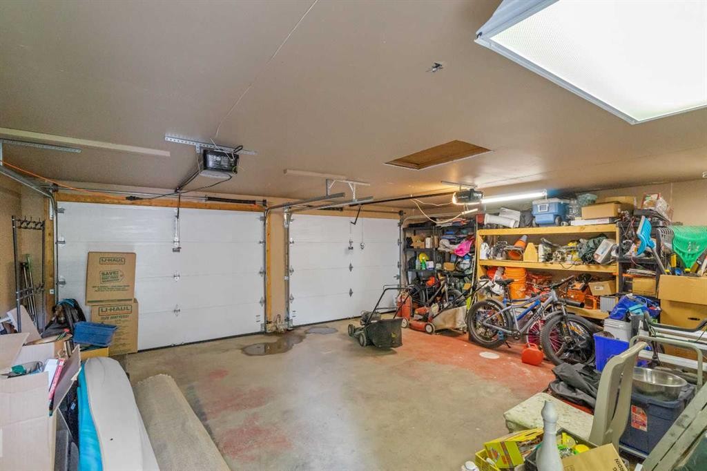 304 Blackthorn Road Nw, Calgary, AB - Indoor Photo Showing Garage