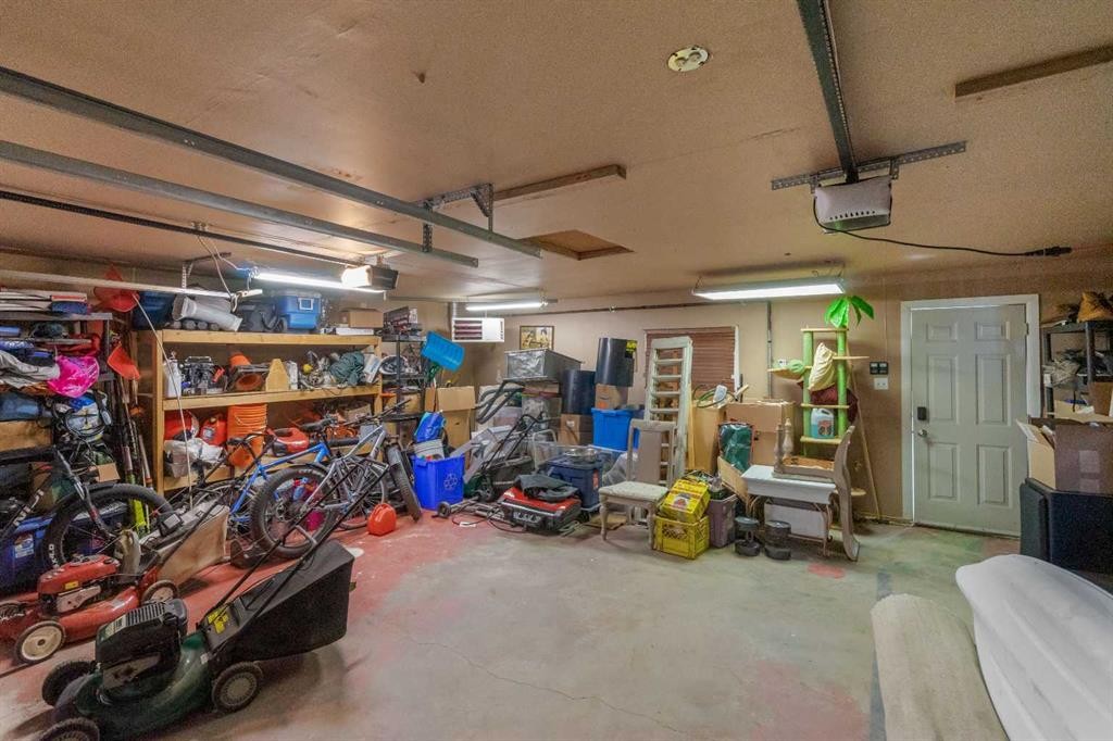 304 Blackthorn Road Nw, Calgary, AB - Indoor Photo Showing Garage