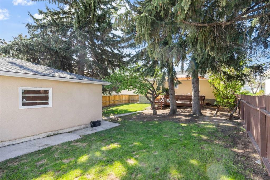 304 Blackthorn Road Nw, Calgary, AB - Outdoor