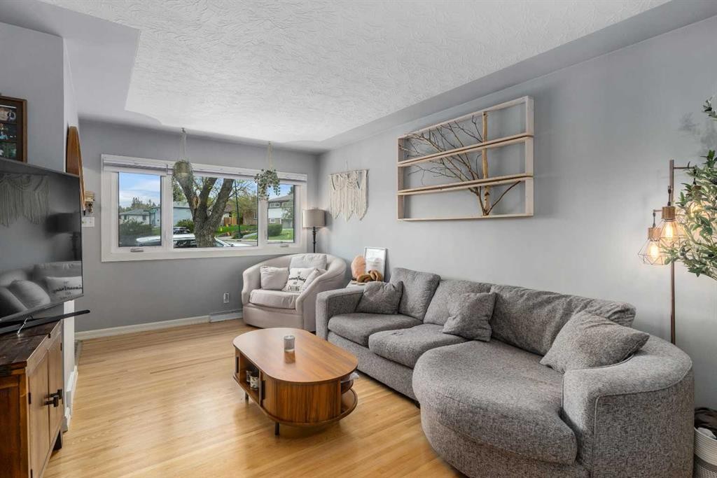 304 Blackthorn Road Nw, Calgary, AB - Indoor Photo Showing Living Room