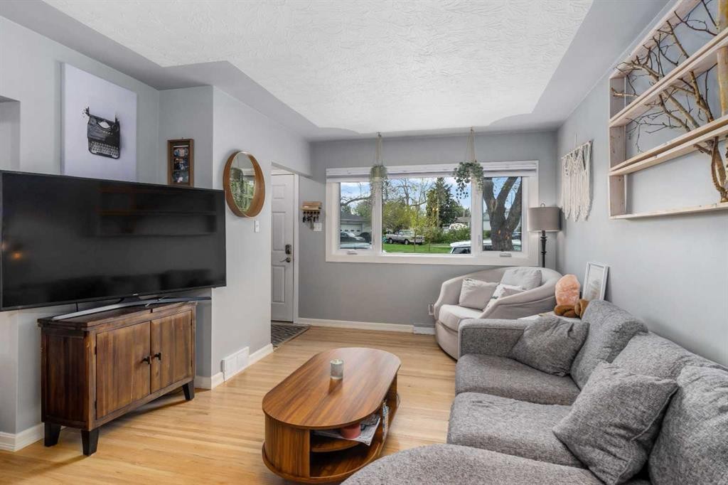 304 Blackthorn Road Nw, Calgary, AB - Indoor Photo Showing Living Room