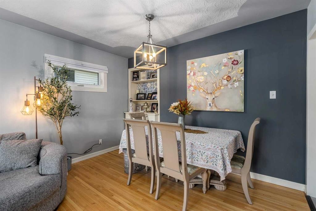 304 Blackthorn Road Nw, Calgary, AB - Indoor Photo Showing Dining Room