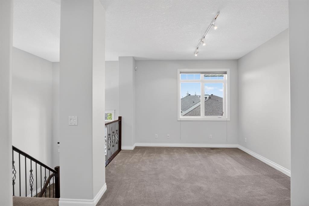 14 Discovery Woods Villas Sw, Calgary, AB