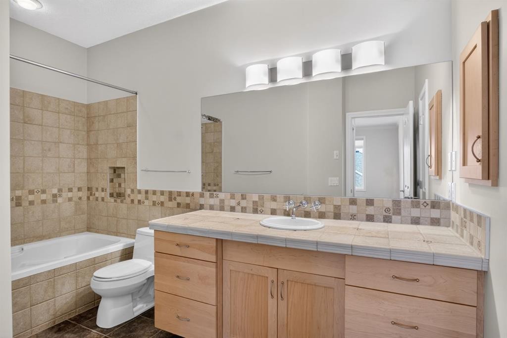 14 Discovery Woods Villas Sw, Calgary, AB