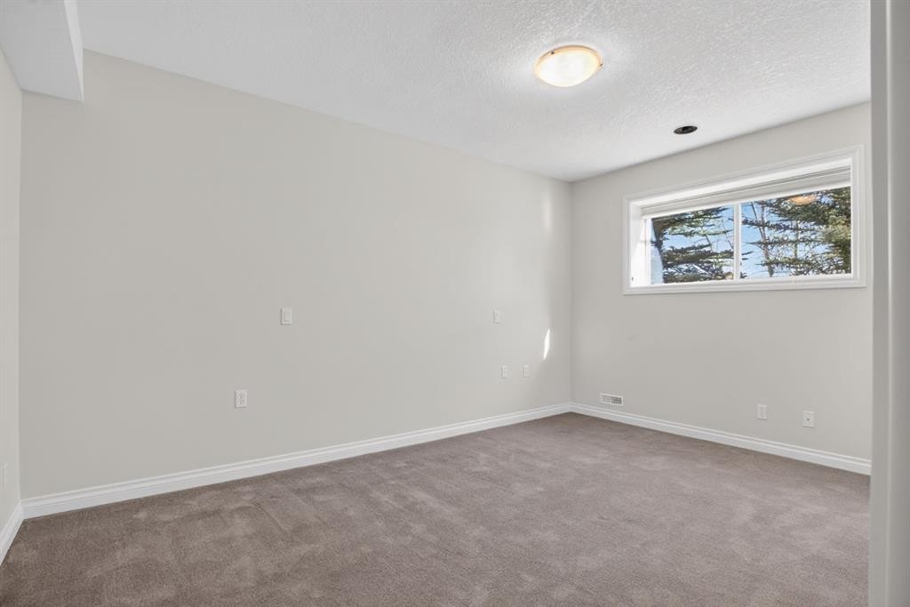 14 Discovery Woods Villas Sw, Calgary, AB