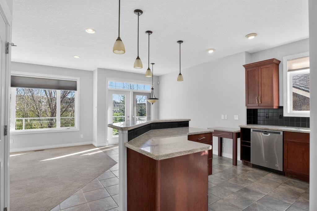 14 Discovery Woods Villas Sw, Calgary, AB
