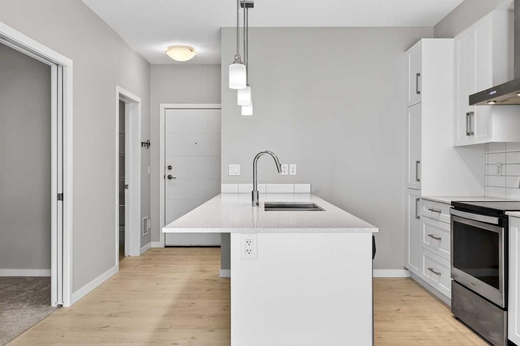 403-122 Mahogany Centre Se, Calgary, AB - Indoor Photo Showing Kitchen With Upgraded Kitchen