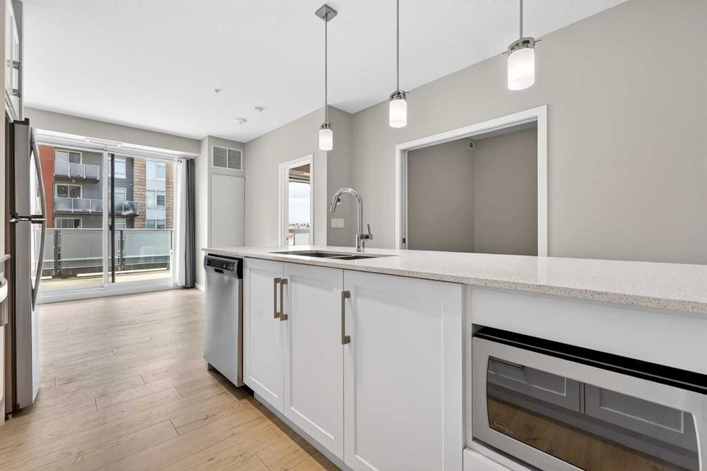 403-122 Mahogany Centre Se, Calgary, AB - Indoor Photo Showing Kitchen With Upgraded Kitchen