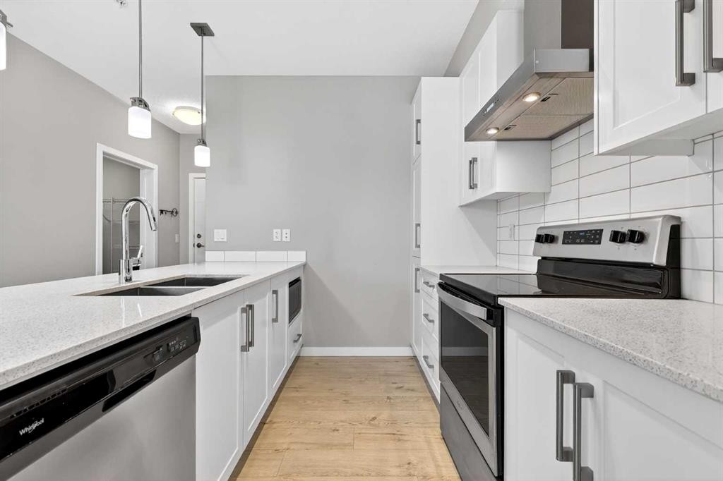 403-122 Mahogany Centre Se, Calgary, AB - Indoor Photo Showing Kitchen With Stainless Steel Kitchen With Double Sink With Upgraded Kitchen