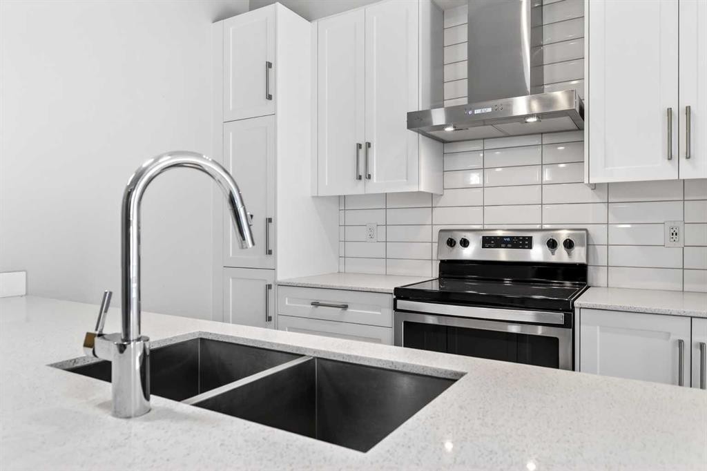 403-122 Mahogany Centre Se, Calgary, AB - Indoor Photo Showing Kitchen With Stainless Steel Kitchen With Double Sink With Upgraded Kitchen
