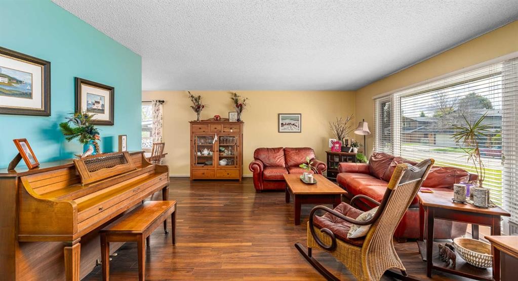 51 Midvalley Crescent Se, Calgary, AB - Indoor Photo Showing Living Room