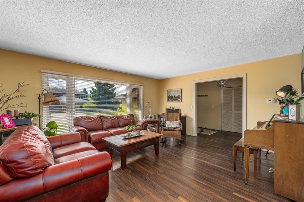 51 Midvalley Crescent Se, Calgary, AB - Indoor Photo Showing Living Room