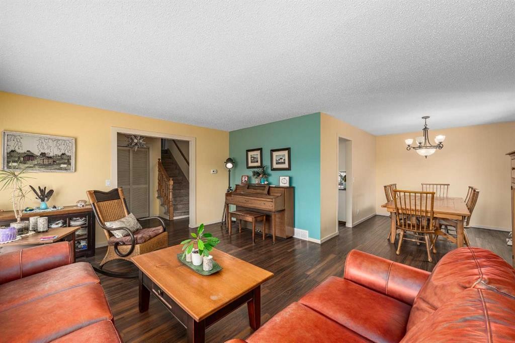 51 Midvalley Crescent Se, Calgary, AB - Indoor Photo Showing Living Room