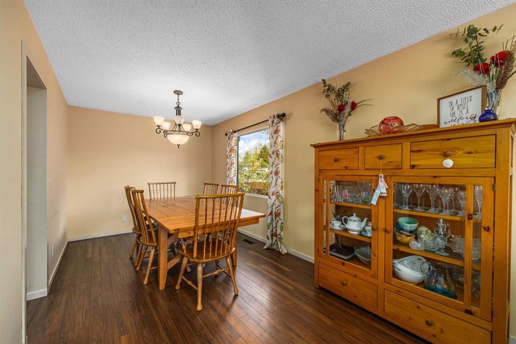 51 Midvalley Crescent Se, Calgary, AB - Indoor Photo Showing Dining Room