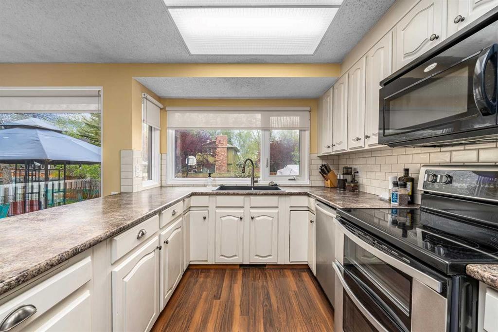 51 Midvalley Crescent Se, Calgary, AB - Indoor Photo Showing Kitchen
