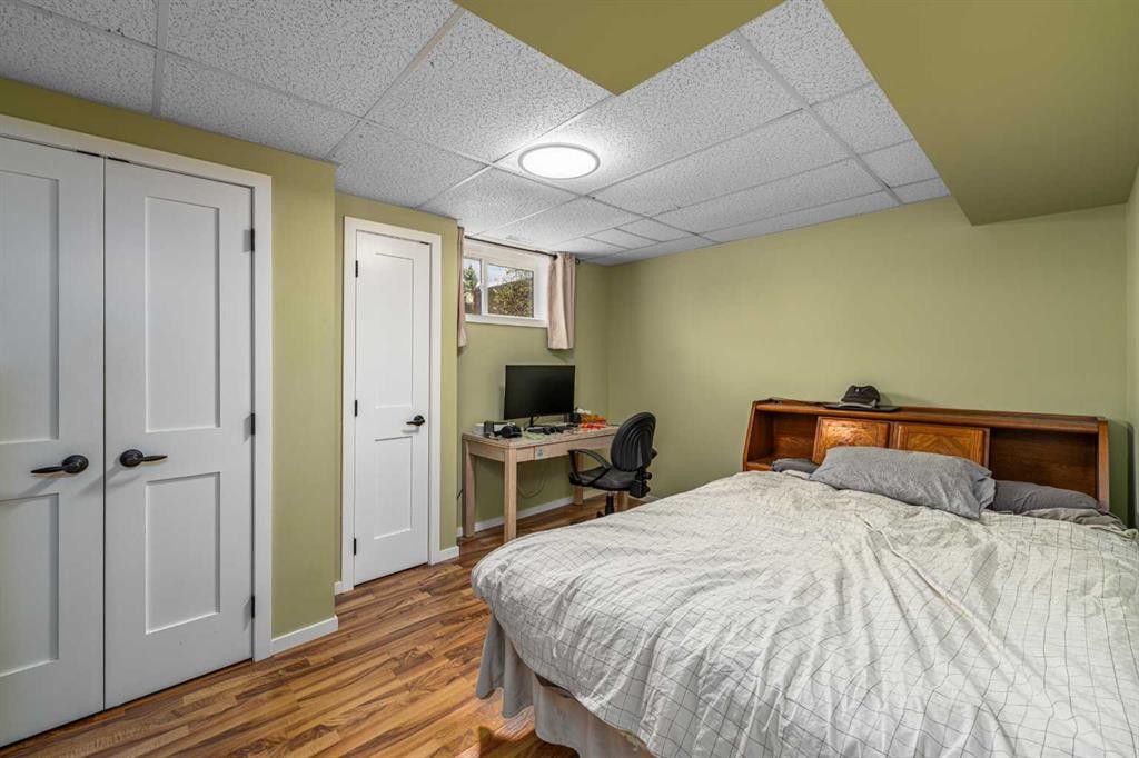 51 Midvalley Crescent Se, Calgary, AB - Indoor Photo Showing Bedroom