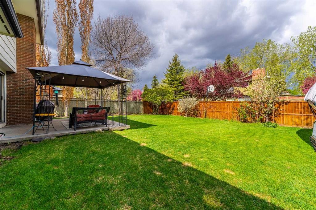 51 Midvalley Crescent Se, Calgary, AB - Outdoor