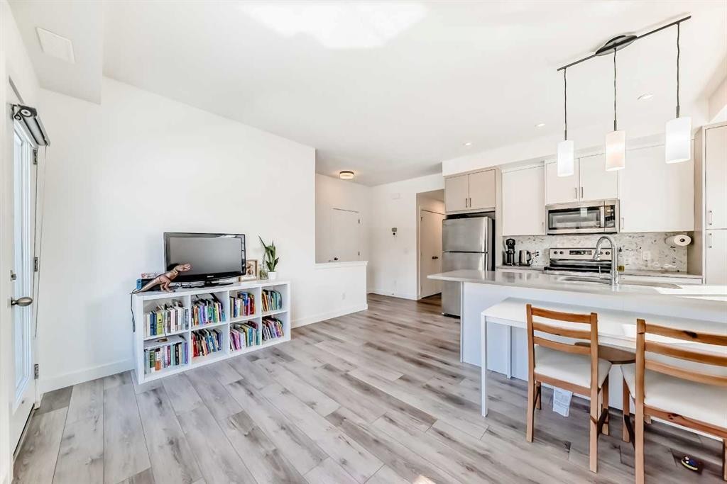 123 Spring Creek Common Sw, Calgary, AB - Indoor Photo Showing Kitchen With Upgraded Kitchen