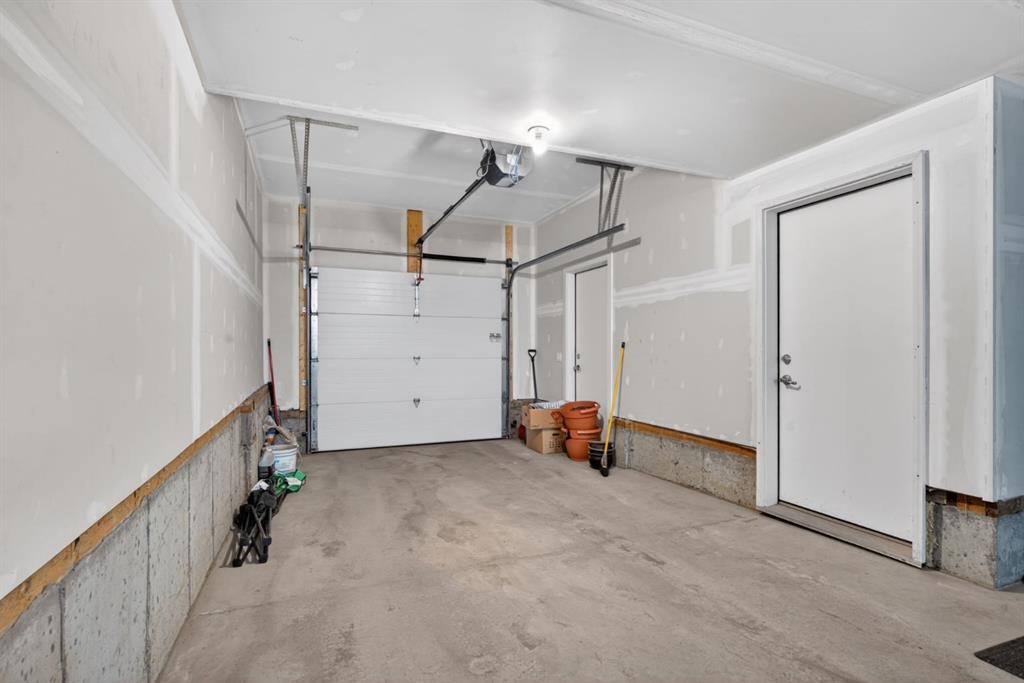 86 Evanscrest Manor Nw, Calgary, AB - Indoor Photo Showing Garage