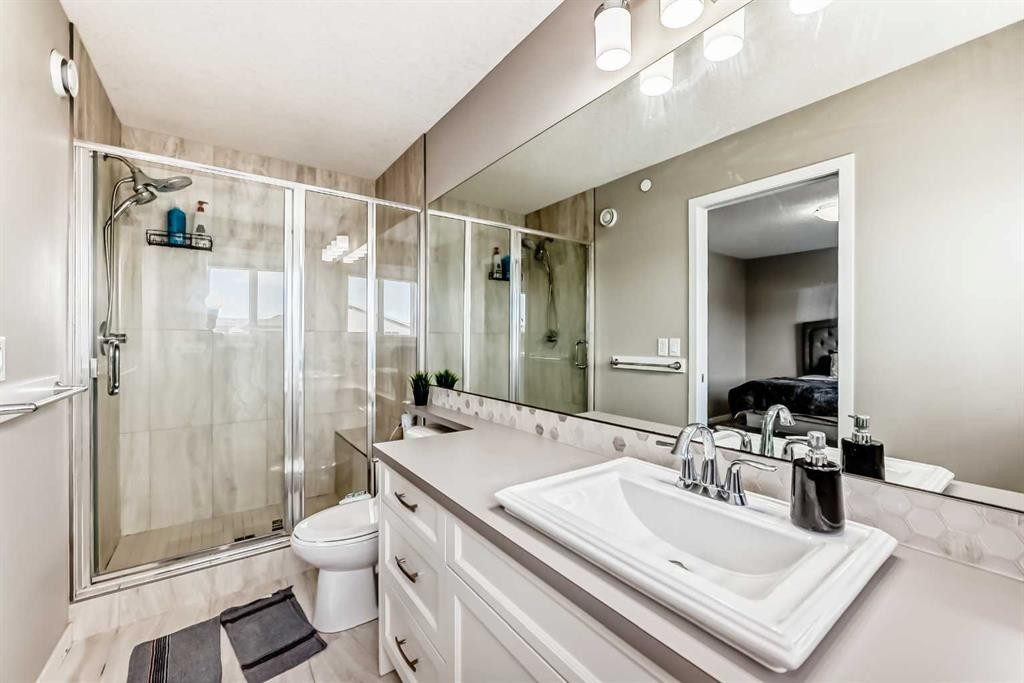 140 Howse Avenue Ne, Calgary, AB - Indoor Photo Showing Bathroom