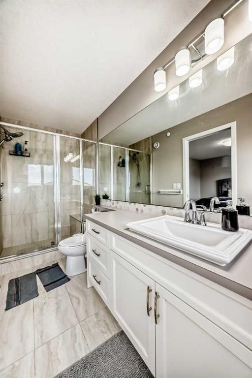 140 Howse Avenue Ne, Calgary, AB - Indoor Photo Showing Bathroom