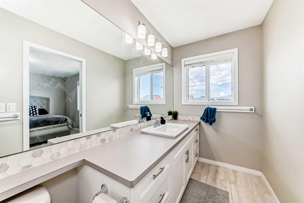 140 Howse Avenue Ne, Calgary, AB - Indoor Photo Showing Bathroom