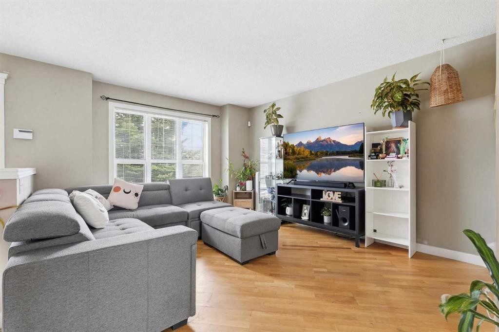 59 Taravista Street Ne, Calgary, AB - Indoor Photo Showing Living Room