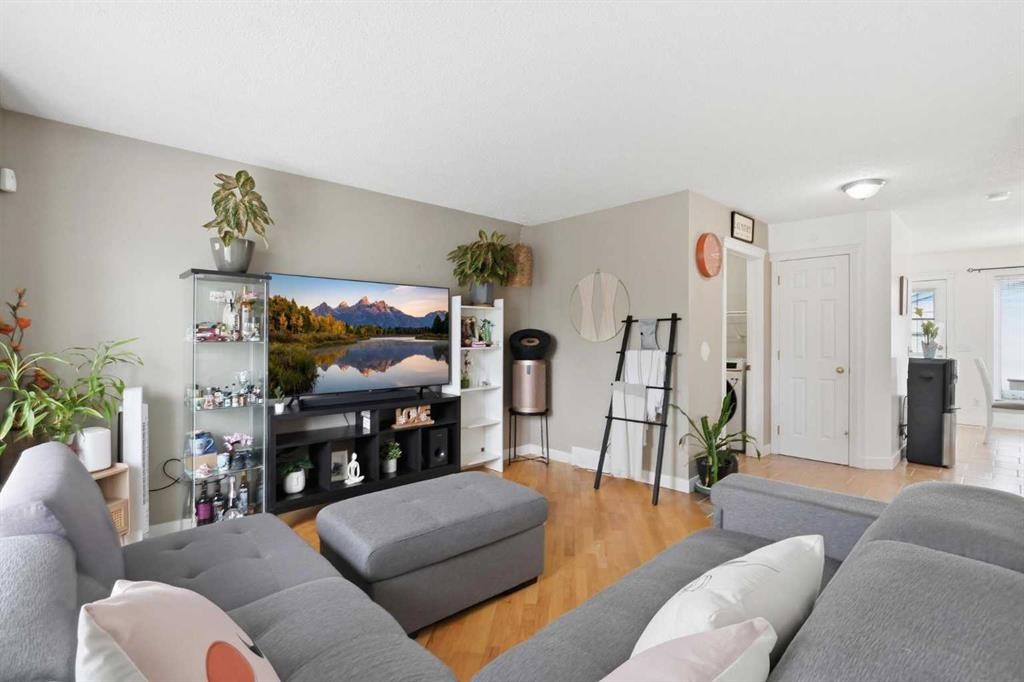 59 Taravista Street Ne, Calgary, AB - Indoor Photo Showing Living Room