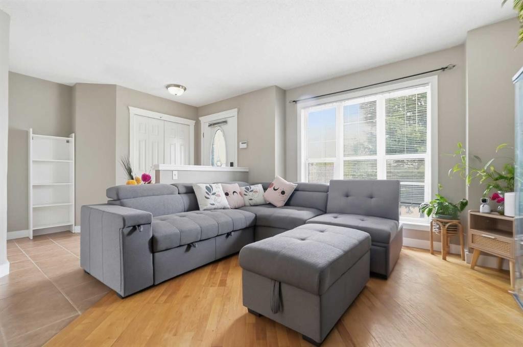 59 Taravista Street Ne, Calgary, AB - Indoor Photo Showing Living Room