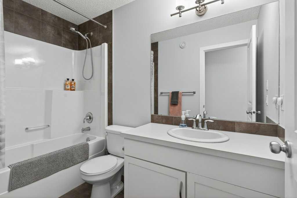 1091 Brightoncrest Green Se, Calgary, AB - Indoor Photo Showing Bathroom