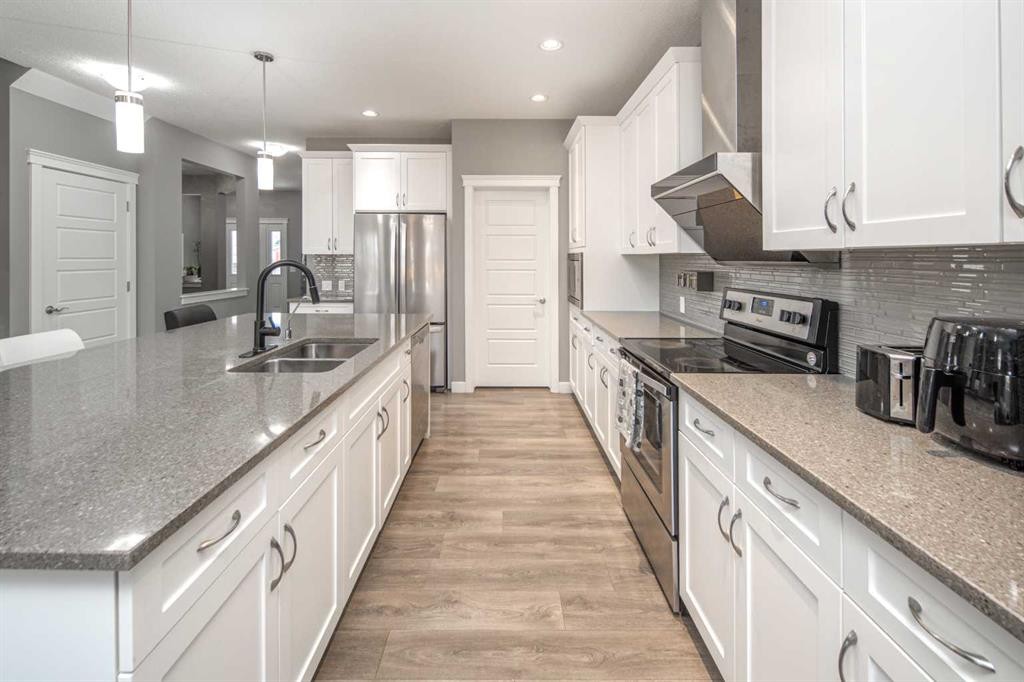 85 Legacy Glen View Se, Calgary, AB - Indoor Photo Showing Kitchen With Double Sink With Upgraded Kitchen