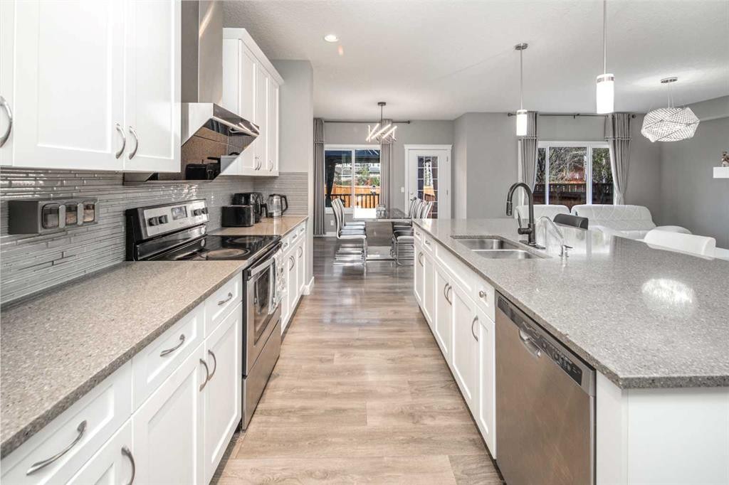 85 Legacy Glen View Se, Calgary, AB - Indoor Photo Showing Kitchen With Double Sink With Upgraded Kitchen