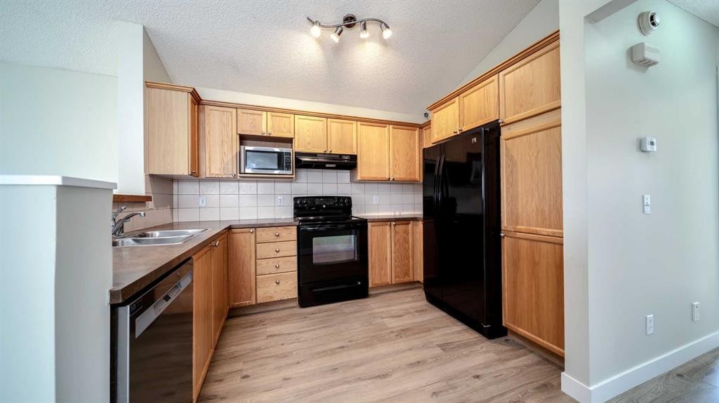 367 Copperfield Heights Se, Calgary, AB - Indoor Photo Showing Kitchen With Double Sink