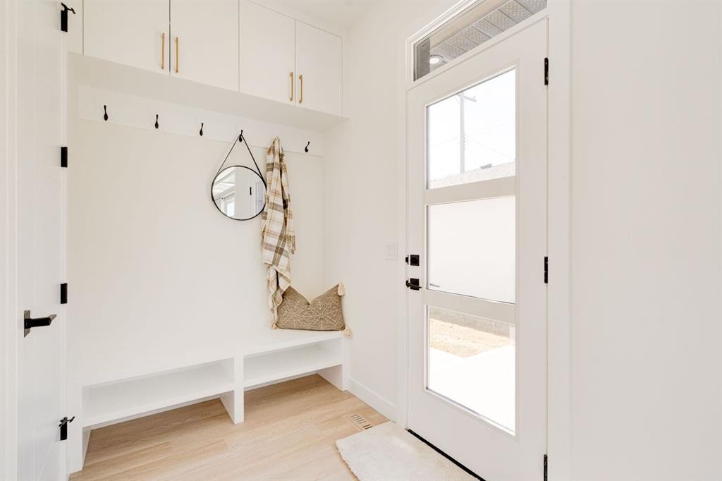 39A Moncton Road Ne, Calgary, AB - Indoor Photo Showing Other Room