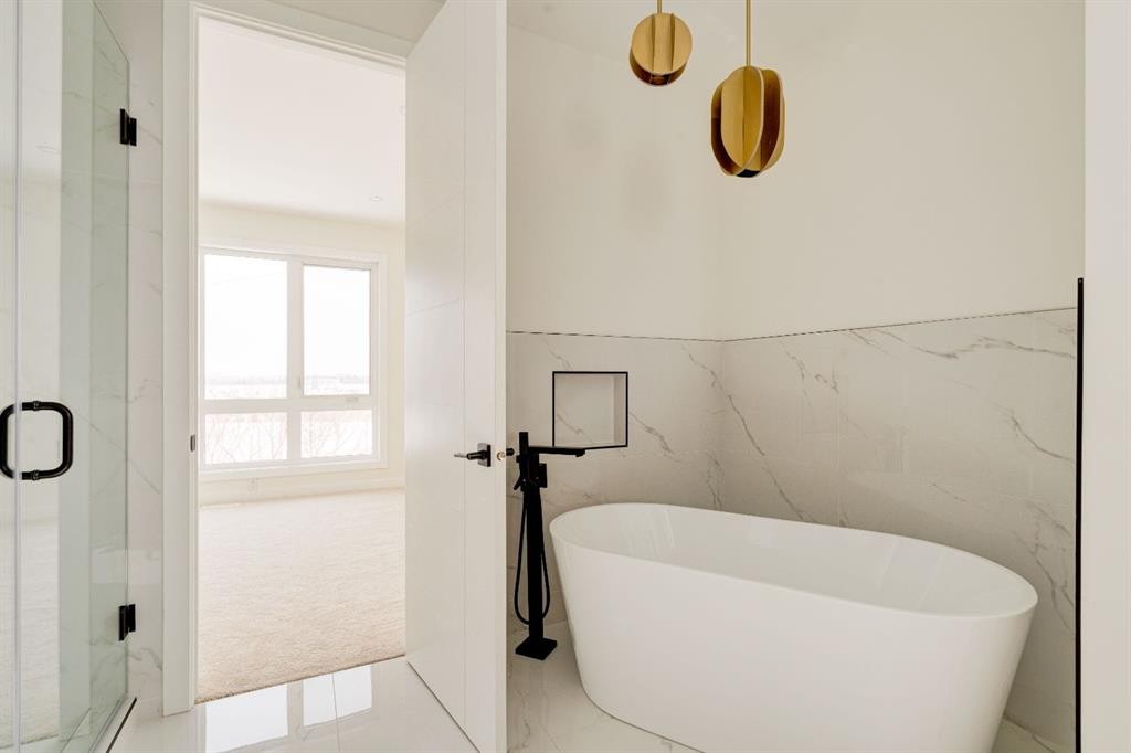 39A Moncton Road Ne, Calgary, AB - Indoor Photo Showing Bathroom