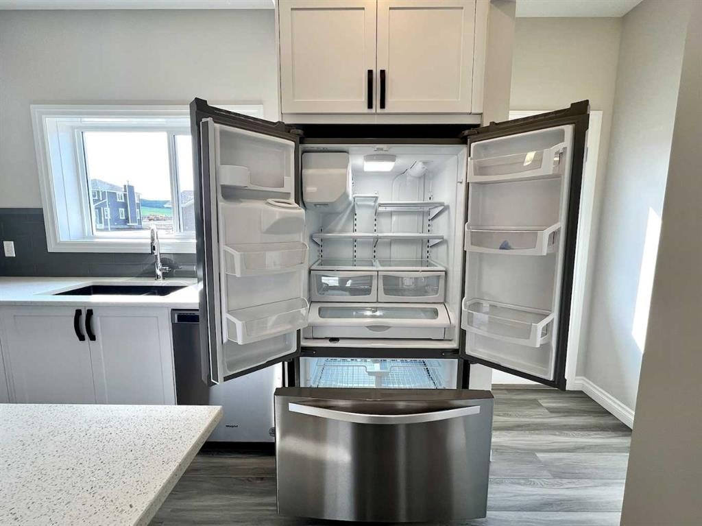 30 Emberside Link, Cochrane, AB - Indoor Photo Showing Kitchen