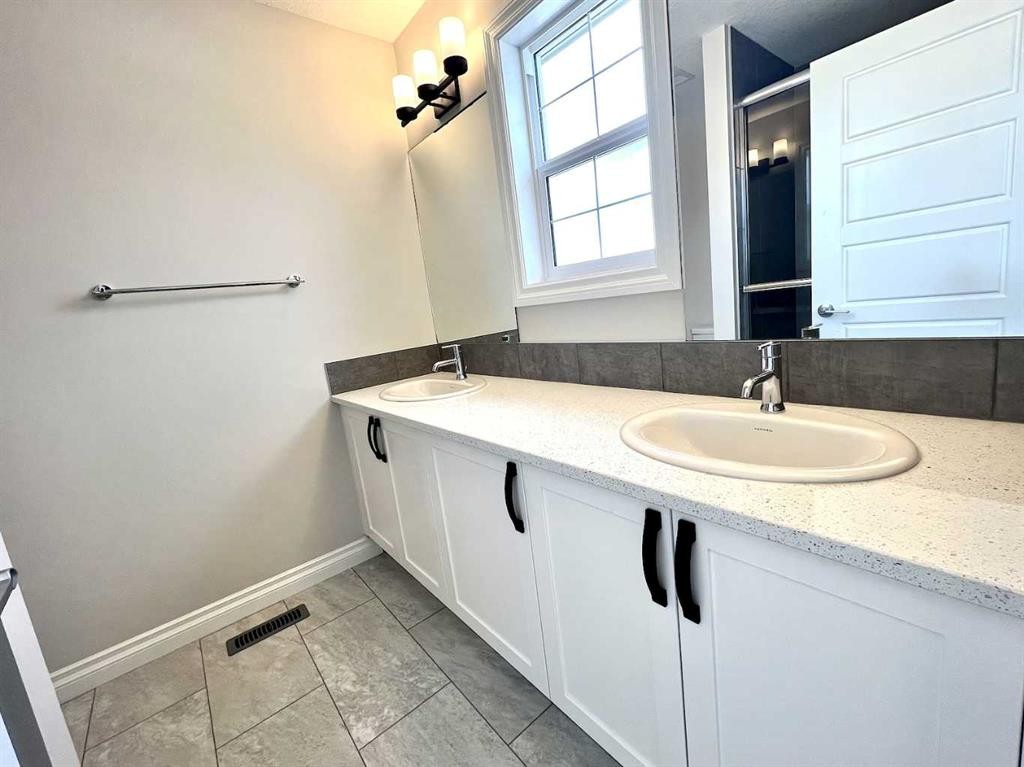 30 Emberside Link, Cochrane, AB - Indoor Photo Showing Bathroom