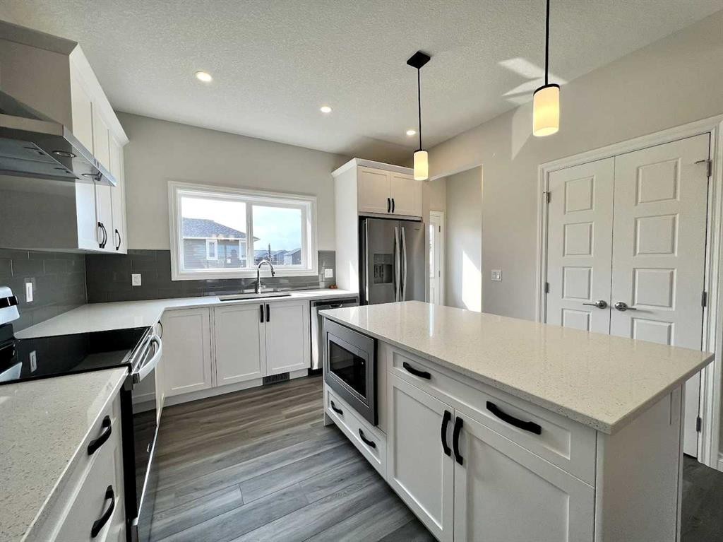 30 Emberside Link, Cochrane, AB - Indoor Photo Showing Kitchen With Upgraded Kitchen