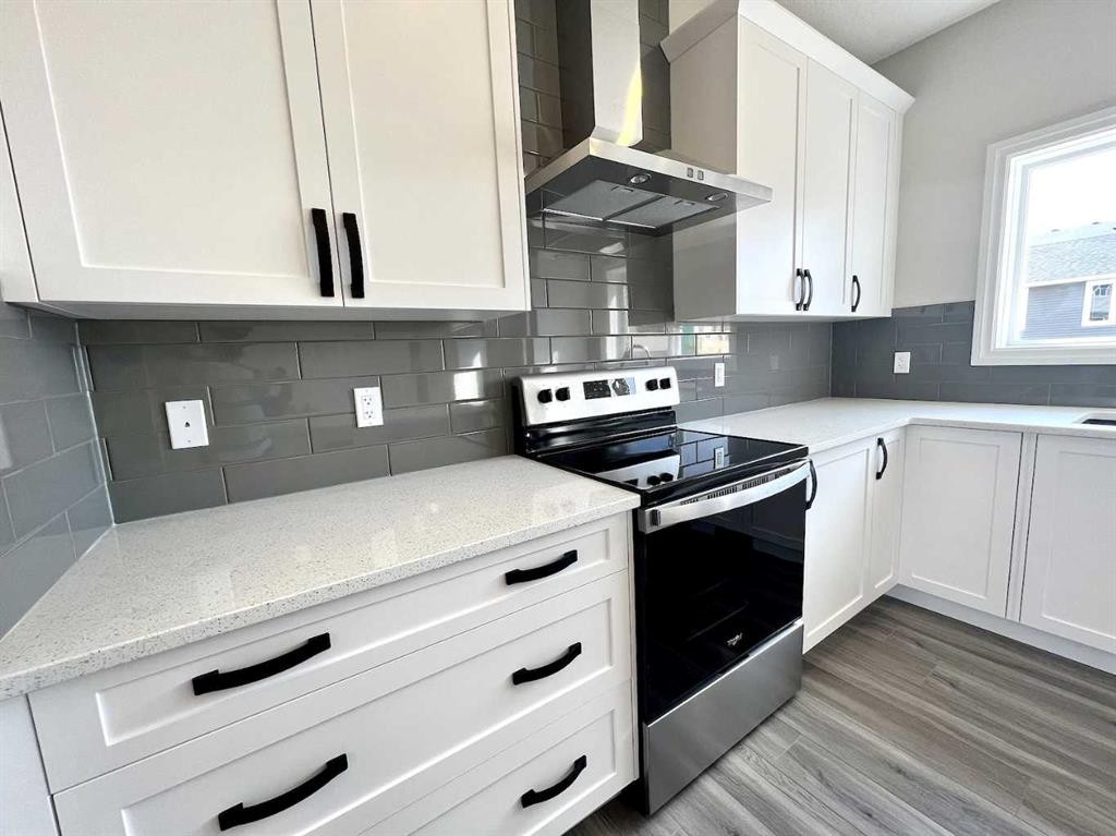 30 Emberside Link, Cochrane, AB - Indoor Photo Showing Kitchen