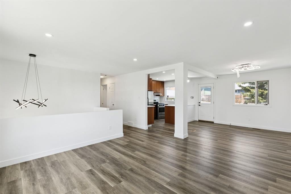 6928 Hunterbow Crescent Nw, Calgary, AB - Indoor Photo Showing Other Room